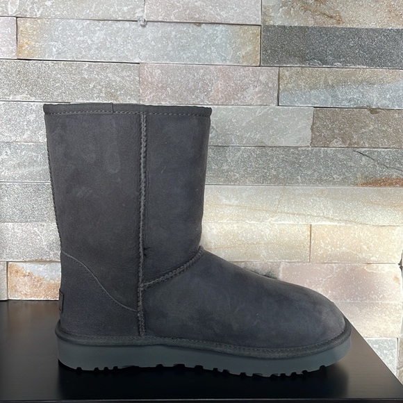 🎁 UGG Women's Classic Short II Boot - Picture 9 of 16